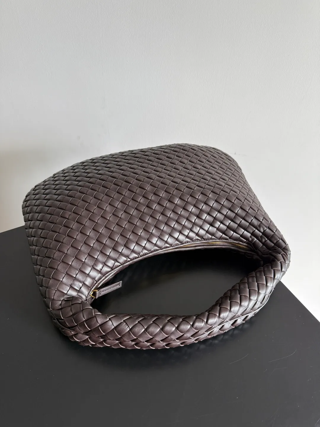 Batch 2120 BV Bottega Veneta's new early spring women's shoulder bag. The soft and delicate Hobo bag has been shipped! Many friends are waiting for this bag. It has a round shape and a large capacity. It can hold a 50-fold umbrella inside. Babies with a lot of daily items do not need to worry about the capacity of this bag. It is a practical bag for traveling and commuting. Although it is fluffy, it is soft and comfortable when carried on one shoulder. It has a modern and retro feel. Model No.: 856737 Size: 44*28*5cm